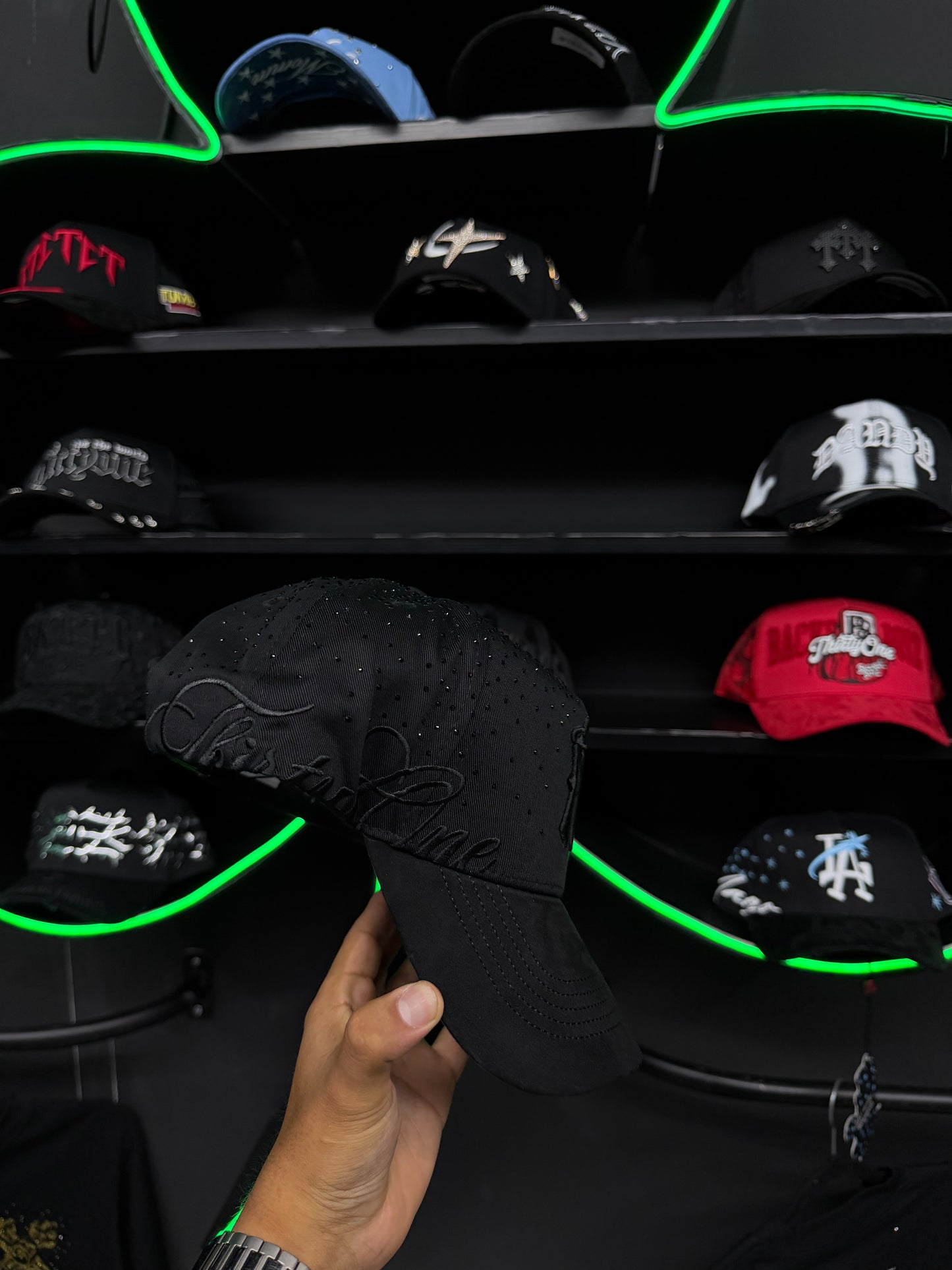 31 hats Forever Total Black