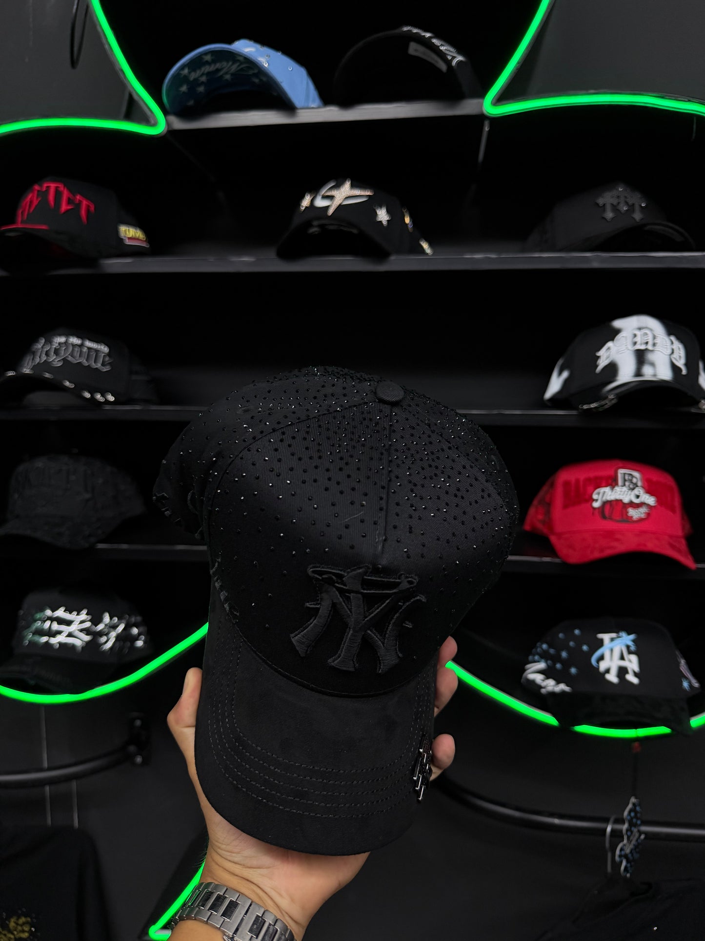 31 hats Forever Total Black